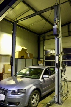 Fahrzeug auf Hebebühne